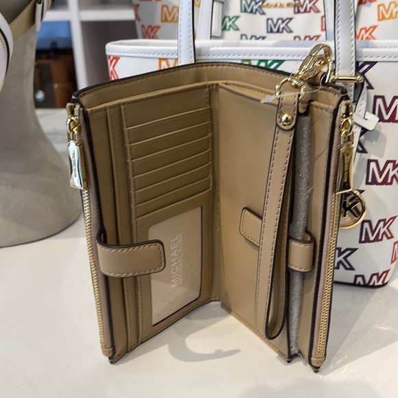 MICHAEL KORS LARGE DOUBLE ZIP WRISTLET WALLET PHONE CASE CLUTCH 
Camel Multi - Picture 8 of 16